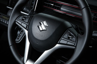 「スティングレー ハイブリッドX／ハイブリッドT」に装着される、赤ステッチ入りの本革巻きステアリングホイール。下位グレードの「L」にはウレタンのステアリングが装着される。