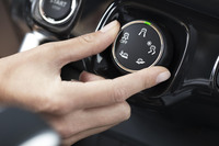 最新のシトロエンデザインにSUV風味をトッピング　新型車「シトロエンC3エアクロスSUV」発売の画像