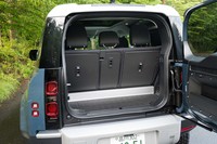 荷室の容量は297リッター（写真）～1263リッター。床面、後席背もたれの裏面ともハードなプラスチックでカバーされている。