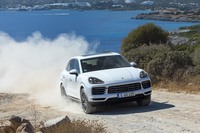 現在まで続く高級SUVブームは、「ポルシェ・カイエン」のデビュー（2002年）とその商業的成功に始まった。写真は現行モデルで、3代目にあたる。