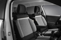 専用ロゴの入ったタグが付けられた「C3エアクロスSUVオリジンズ」のフロントシート。