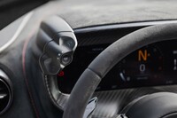 メーターバイザーの左サイドには、ハンドリング特性の切り替えスイッチが配置される。右サイドには、パワートレインの制御を変えるスイッチが備わっている。