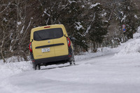 標高が上がるにつれて路面が真っ白に。もちろん過信は禁物だが、この日は最低気温が1℃を下回ることがなかったので、問題なく先へ先へと進めた。