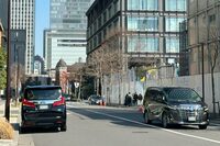 丸の内で。「トヨタ・アルファード」や「ヴェルファイア」がこのエリアでも存在感を増してきた。
