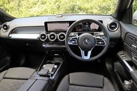 インテリアカラーはブラックが標準で、随所にドットパターンのトリムがあしらわれる。