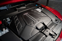 最高出力550ps、最大トルク770Nmを発生させる4リッターV8ツインターボエンジン。可変シリンダー機構（8気筒→4気筒）とアイドリングストップ機構が備わる。