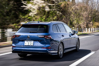 高速走行では、「ゴルフ」のハッチバックモデルよりも長いホイールベース（＋50mm）を採用した効果か、より高い走行安定性が確認できた。シャシーは7代目の「MQB」を強化・軽量化した「MQB evo」が使用されている。