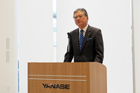 式典にてあいさつに立つ、ヤナセの吉田多孝代表取締役社長。