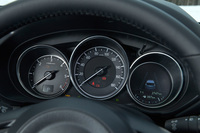 メーターまわりでは正常作動状態を示すインジケーターの色をグリーンに統一するなどして見やすさを改善。「プロアクティブ」や「Lパッケージ」に装備されるマルチインフォメーションディスプレイには、新たに高精細の4.6インチカラーTFTが採用された。