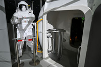 展示ブースでは、「ルナクルーザー」の車内が再現されている。いざ内部へ……。