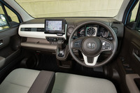 運転席まわりでは、ステアリングにチルト＆テレスコピック機構を、シートにスライド／リクライニング／座面高の調整機構を装備。幅広い体型の人が適切な運転姿勢をとれるよう、配慮されている。