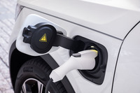 充電は、200V16Aの普通充電システムを用いて行う。フロントフェンダー左サイドに給電口を配置。2.5時間から3時間程度でフル充電が完了するという。