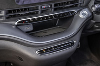 センターコンソール下部に配置されたシフトセレクターはスイッチ式。右から「D／N／R／P」と4つ並んでいる。その上にはワイヤレスチャージングパッドが備わる。