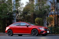 試走に供されたクルマは「メルセデス・ベンツEQE350＋」。ドイツのプレミアムブランドが擁する上質なBEVのセダンだが、その車重は実に2360kg。サンルーフを備えた取材車両は、2390kgにもなっていた。