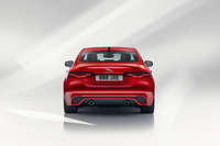 新デザインのLEDテールランプなどは、同じジャガーのスポーツカー「Fタイプ」のものをモチーフにしたという。