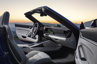 ダッシュボードデザインや、10.9インチのディスプレイの採用など、インテリアはクーペの新型「911」に準じている。