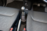 MTのシフトレバーはフロアから生えるタイプ。かっちりとした節度はなく、どちらかといえばグニャリとした操作感だ。