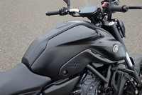 フレームカバーをアルミダイカスト製から樹脂製に変更するなど、燃料タンクカバーまわりもデザインを一新。ニーグリップ部のフィット感を高め、スポーツ走行時のホールド性を向上させた。