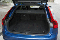 荷室の容量は560～1526リッター。リアシートの操作ボタンは荷室側にも備わっており、電動で倒したり起こしたりできる。（写真をクリックすると荷室のバリエーションが見られます）