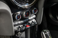 空調の操作系やイグニッションスイッチなどは機械式のまま。「MINI」ならではの雰囲気が守られている。