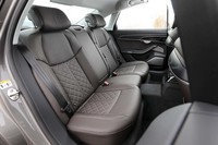 後席用のヒーターやランバーサポートもオプションで用意される。試乗車にはBang ＆ Olufsenのサウンドシステムも備わっており、高級サルーンならではの快適性を堪能することができた。