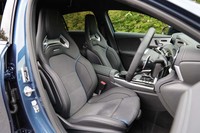 「AMG A35 4MATICエディション1」には、アクセントステッチが入ったツートンカラー（レザーと人工皮革「DINAMICA」のコンビ）を用いた「AMGパフォーマンスシート」が装備される。