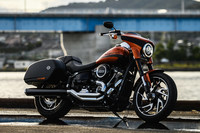 カウルやサドルバッグはカンタンに脱着が可能。1台でさまざまなスタイルが楽しめるのも「スポーツグライド」の魅力だ。