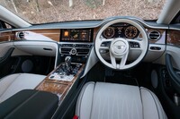 リアルなウッドとレザー、メタルを多用したインテリアはラグジュアリーであるとともに温かみがある。