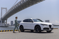 1世紀以上におよぶアルファ ロメオの歴史のなかで、初の量産型SUVとして開発された「ステルヴィオ」。今回その最新モデルに、レーシングドライバーのケイ・コッツォリーノさんが試乗した。