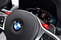 ステアリングホイールのスポーク上部には、「M1」「M2」という2つのMモード選択ボタンが並ぶ。