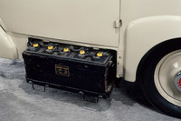 「たま」に搭載される鉛蓄電池。今日の電気自動車のように搭載状態で充電するのではなく、交換式となっていた。当初、一充電走行可能距離は65kmと公称されていたが、実際にはもっと長く走れたようだ。