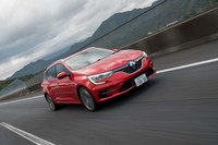 今回の試乗車は「ルノー・メガーヌ」のステーションワゴン版である「スポーツツアラー」。車両本体価格はハッチバックより20万円高い330万円。