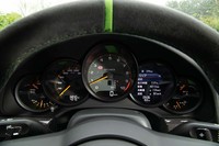 センターにエンジン回転計を備えた「911」伝統の5連メーター。回転計のレッドゾーンは9000rpmからで、目盛りは1万rpmまで刻まれている。