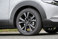 タイヤサイズは下位グレードの「20C」「20S」のみ215/65R16。その他のグレードは、215/55R18サイズのタイヤとブラックメタリック塗装の18インチアルミホイールの組み合わせとなる。