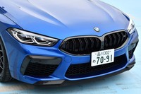 ブラックのグリルやハニカムデザインの大型エアインテークが、迫力あるフロントまわりを演出する。