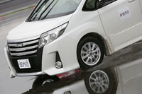 150kPaの車両でコーナーに挑む。タイヤがたわんでしまい、腰砕けのような状態になってしまう。