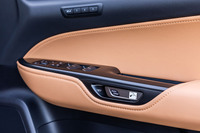 「e-ラッチシステム」と呼ばれる電気制御ドアラッチ／アンラッチ機構を標準装備。ブラインドスポットモニターの機能を活用した、後方からの接近車両などを検知する安全機構も採用されている。