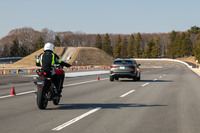 ライダーがバランスをとって走行するバイクでは、車両の挙動とライダーの意図や予想に齟齬（そご）が生じるのは危険。ACCの作動中も、ライダーは主体的に運転に取り組むべきだろう。