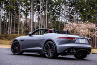 「FタイプR-DYNAMICブラック コンバーチブルP450」のボディーサイズは全長×全幅×全高＝4470×1925×1315mm、ホイールベースは2620mm。車重は1870kgと発表されている。