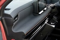 助手席前方のダッシュボードには大きなくぼみがついている。小物置きスペースとして使えるとともに、室内の開放感アップにも貢献している。