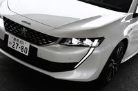 ライオンの牙をイメージしたLEDデイライトが目を引くフロントまわり。コーナリングランプも標準で装備される。