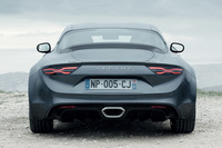 “尻下がり”“尻すぼみ”のデザインから、見る角度によってはリアタイヤの踏ん張りがイマイチ感じられない新型「A110」。しかし、実際には写真の通り、左右に大きく張り出したフェンダーによりワイドなトレッドが確保されている。