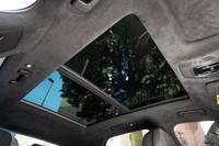 天井には、すべてのシートの頭上を覆うようにガラスルーフが広がる。