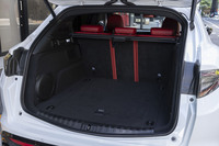 キャビン後方には、満乗車時でも525リッターという広い荷室が確保される。積載容量は、荷室内のリリースレバーを使って後席の背もたれを倒すことで、さらに拡大できる。