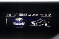 ダッシュボードの上面中央に設置されるディスプレイにはさまざまな車両情報が表示される。写真は車体の傾斜角などを知らせる「予防安全画面」。