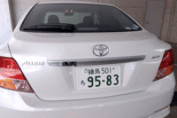 写真をクリックすると後席が倒れるさまが見られます。