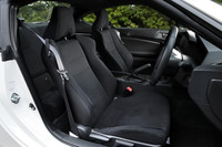 トリコットのシート表皮が用いられる「RA」のインテリア。最上級グレード「S」に限り、アルカンターラとレザーのコンビシートがオプションで選べる。