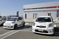 【スペック】GRMN ヴィッツ ターボ コンセプト（写真右）：全長×全幅×全高＝3800×1695×1505mm／ホイールベース＝2460mm／車重＝1060kg／駆動方式＝FF／1.5リッター直4DOHC16バルブターボ（150ps/6000rpm、20.0kgm/4800rpm）／※テスト車はコンセプトモデル