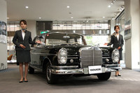 ヤナセレディによってお披露目された、吉田茂元首相が愛用した「1963年式メルセデス・ベンツ300SEラング」。ヘッドライトは当時の法規に合わせて、北米向けと同じシールドビーム4灯だった。コンディションは非常によく、歴代オーナーが大切に扱ってきたことがわかる。