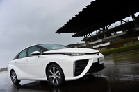 トヨタの燃料電池車「ミライ」は、2014年11月18日にデビューした。正式な発売日は、その1カ月後となる12月15日。
    